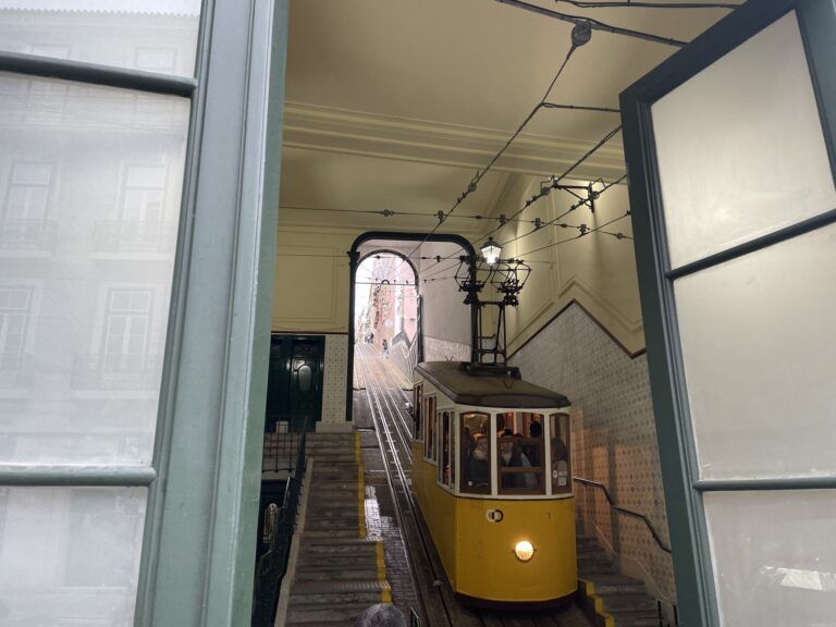 El Elevador da Bica en su estación de abajo
