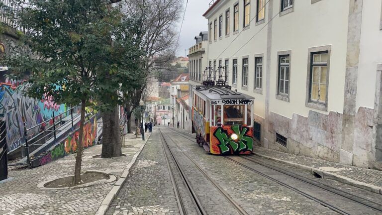 El Elevador da Glória subiendo hacia el Bairro Alto