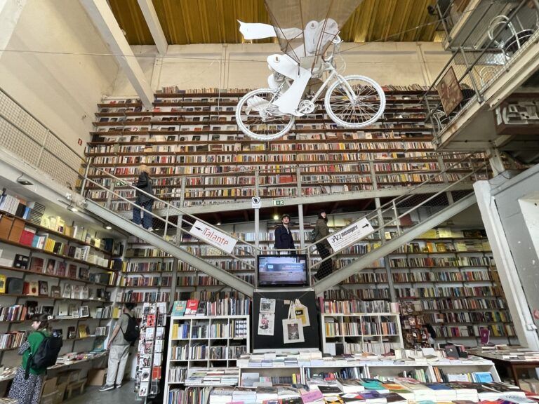 Librería Ler Devagar en la LX Factory, con la bicicleta colgada