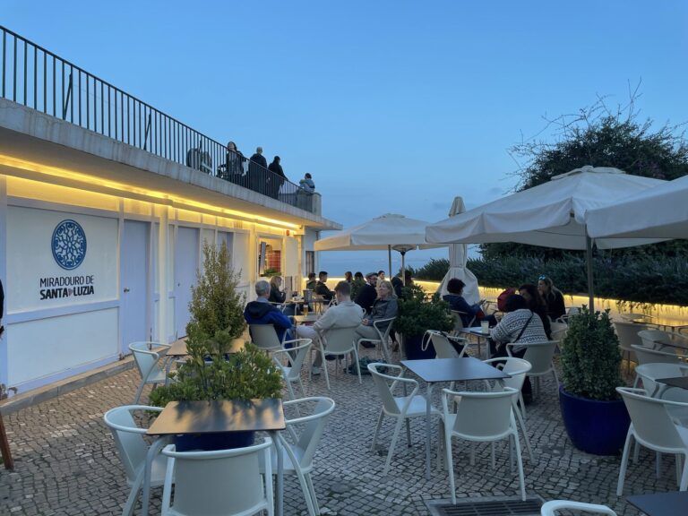 Terraza del mirador de Santa Luzia al atardecer