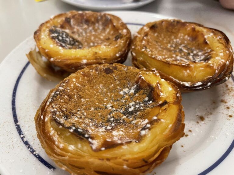 Pastéis de nata recién hechos en la pastelería de Belém