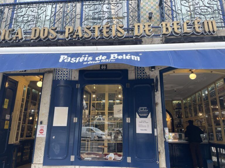 Fachada azul de la pastelería Pastéis de Belém