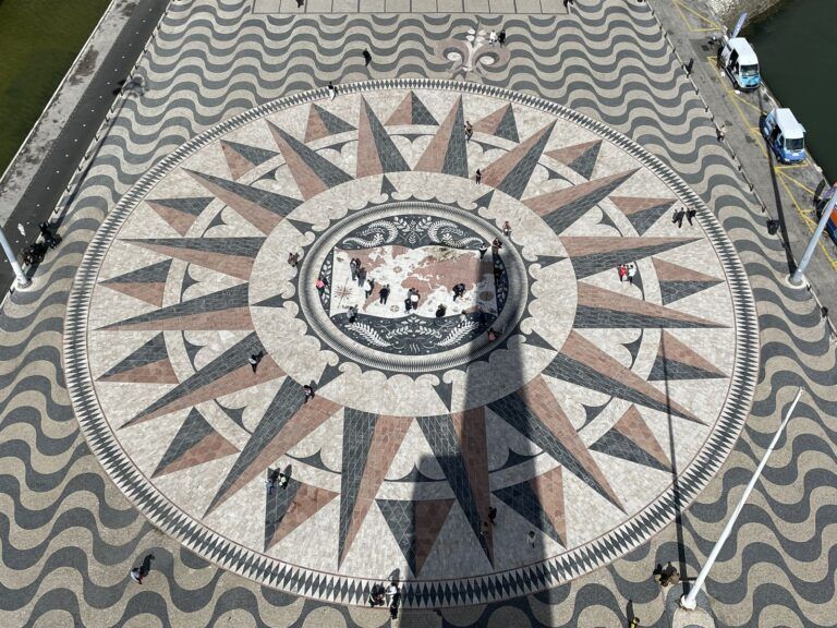 Rosa de los vientos con el mapamundi vista desde lo alto del Padrão dos Descobrimentos