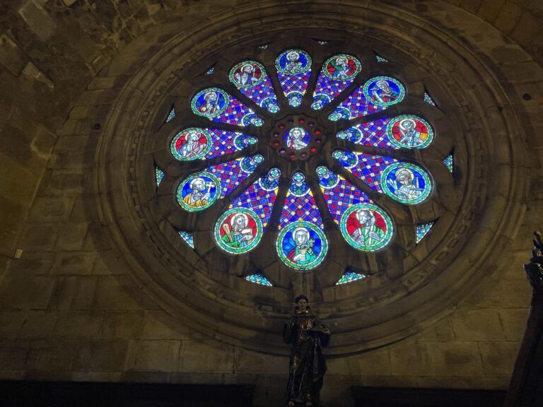 Rosetón de la catedral de Lisboa (Sé) visto desde dentro