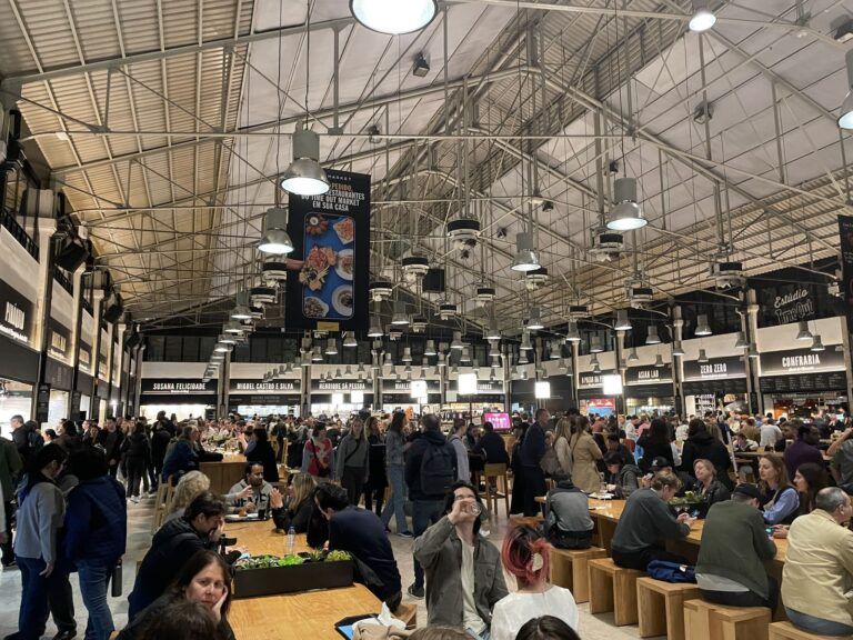 Mercado da Ribeira (Time Out Market) lleno de gente por la tarde