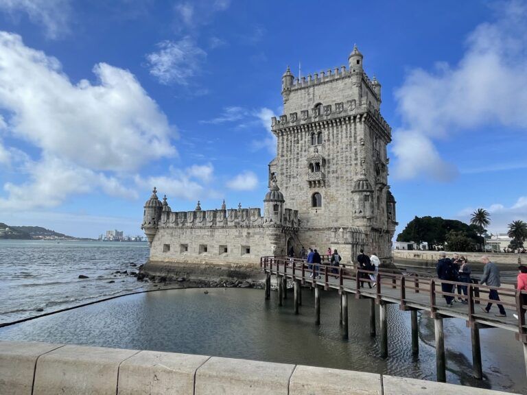 Torre de Belém a orillas del Tajo con la pasarela de acceso