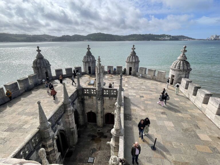 Terraza de la Torre de Belém con el Tajo al fondo