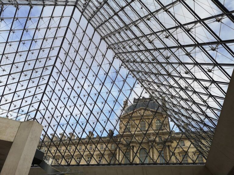 El Louvre desde dentro de la pirámide