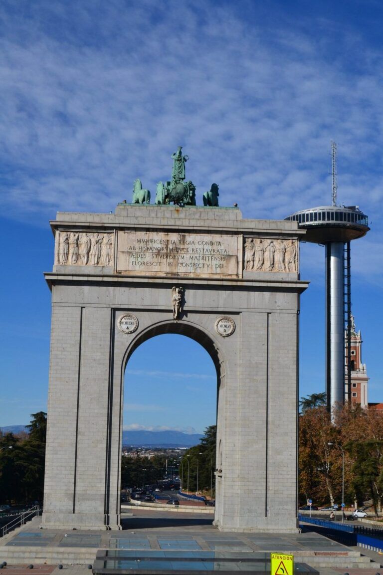 El Arco de la Victoria con el Faro de Moncloa detrás
