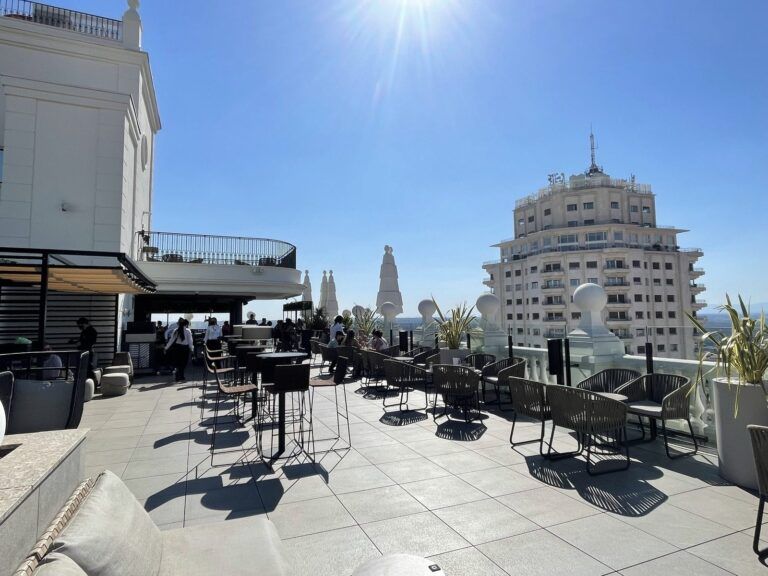 La terraza de la azotea del Edificio España, con la Torre de Madrid al lado