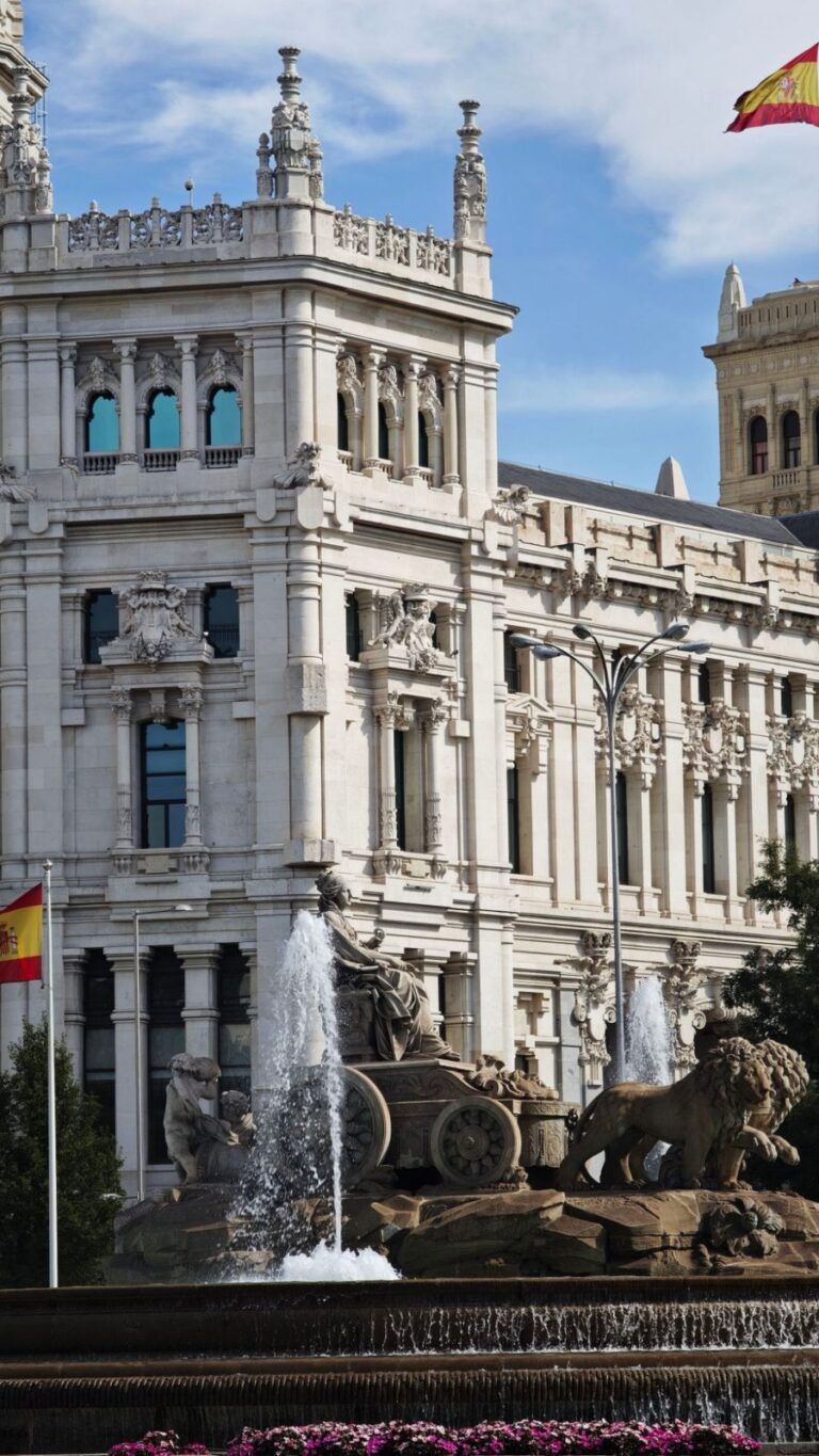 La diosa Cibeles en su carro tirado por leones, delante del Palacio de Cibeles