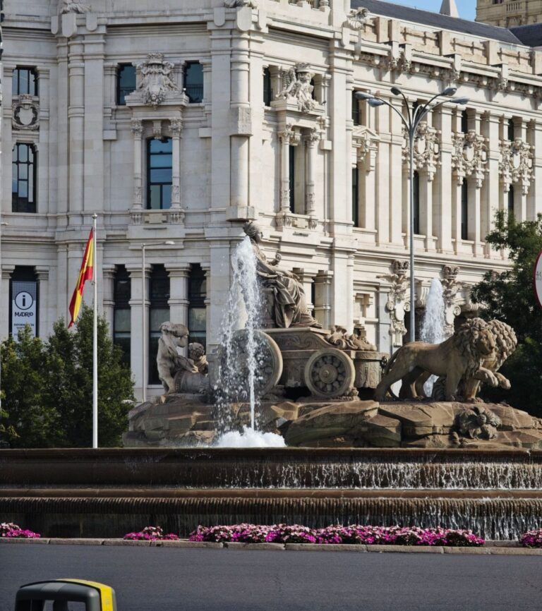 La fuente de Cibeles con el Palacio de Cibeles detrás