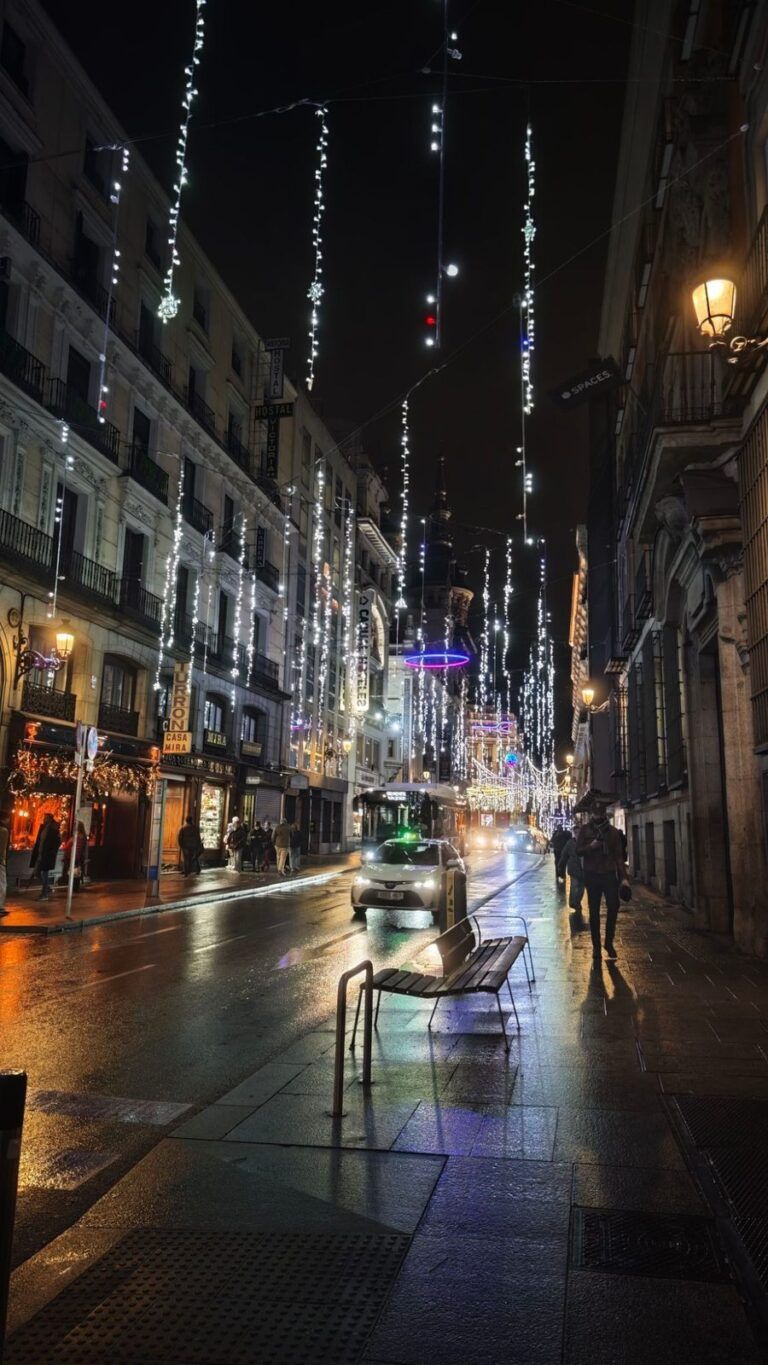 Luces de Navidad en la Carrera de San Jerónimo de Madrid, una noche de lluvia de diciembre de 2025