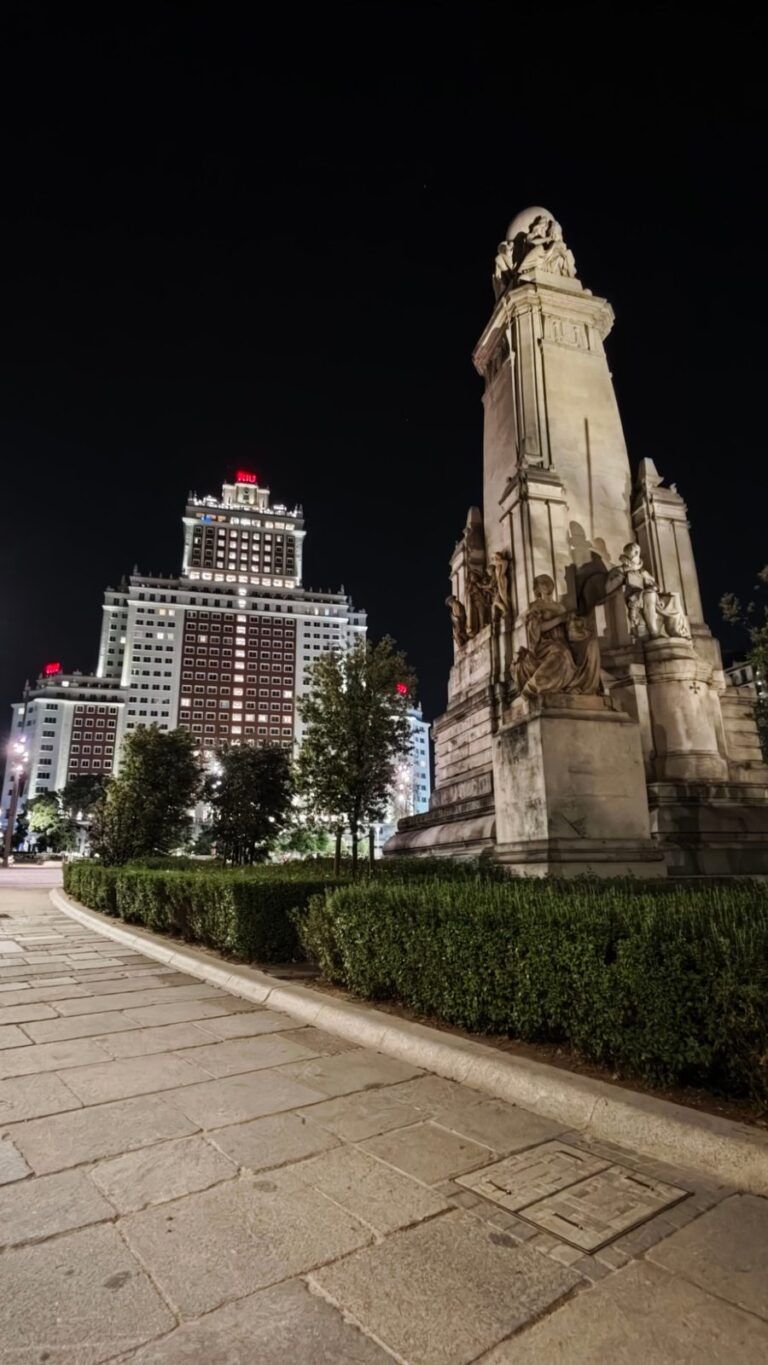 El monumento a Cervantes y el Edificio España en la Plaza de España de Madrid, de noche