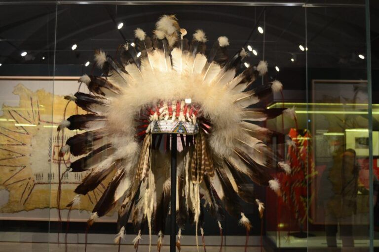 Un tocado de plumas en el Museo de América