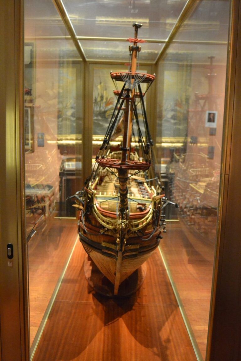 Maqueta de un navío en una vitrina del Museo Naval de Madrid