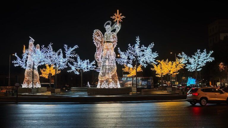 Ángeles y árboles de luz en la glorieta de Carlos V, junto a Atocha, en la Navidad de 2025