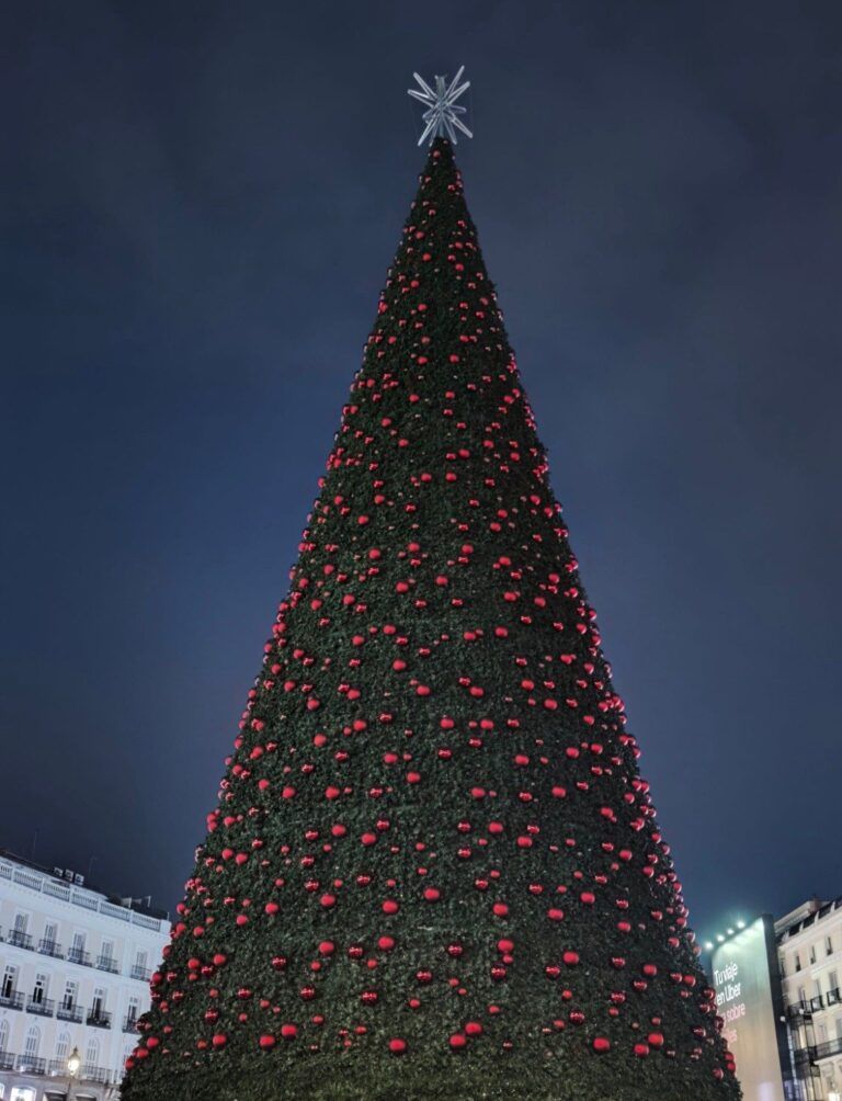 El gran árbol de Navidad de la Puerta del Sol de Madrid, en la Navidad de 2025