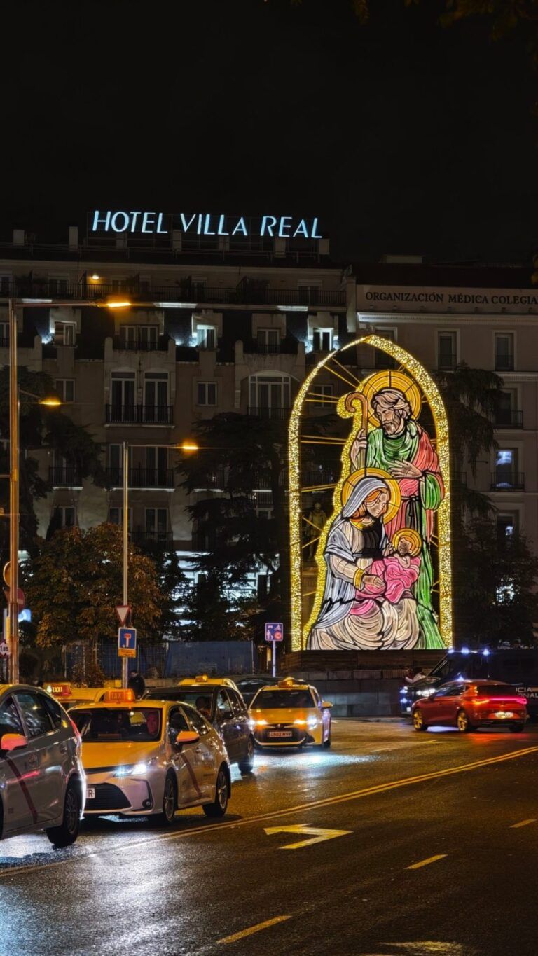 Belén de luz en la Plaza de las Cortes de Madrid, en la Navidad de 2025