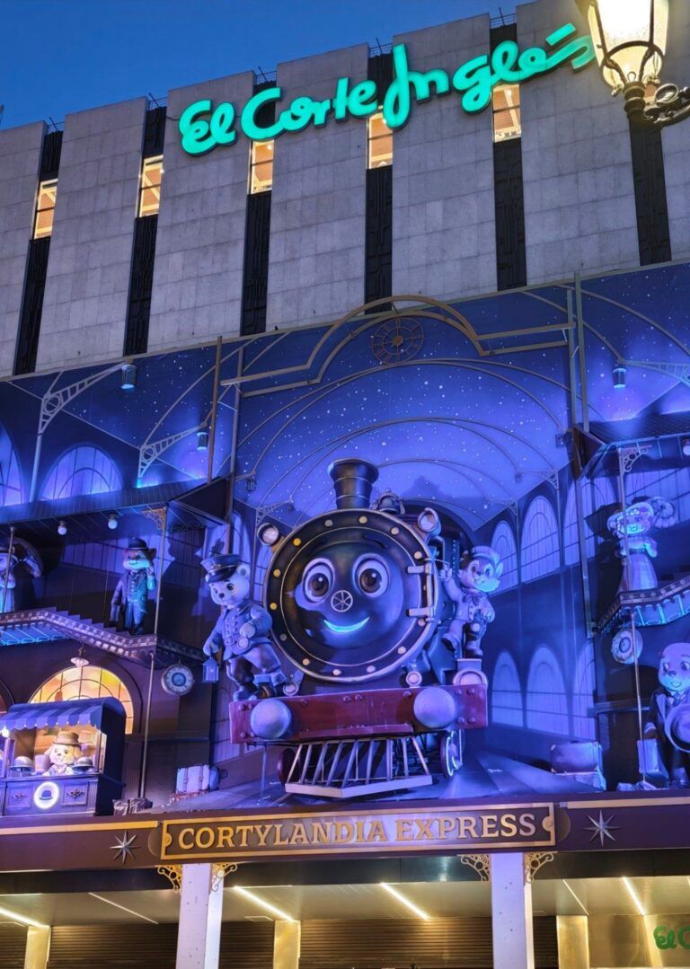 Cortylandia en la fachada de El Corte Inglés de Preciados, en la Navidad de 2025