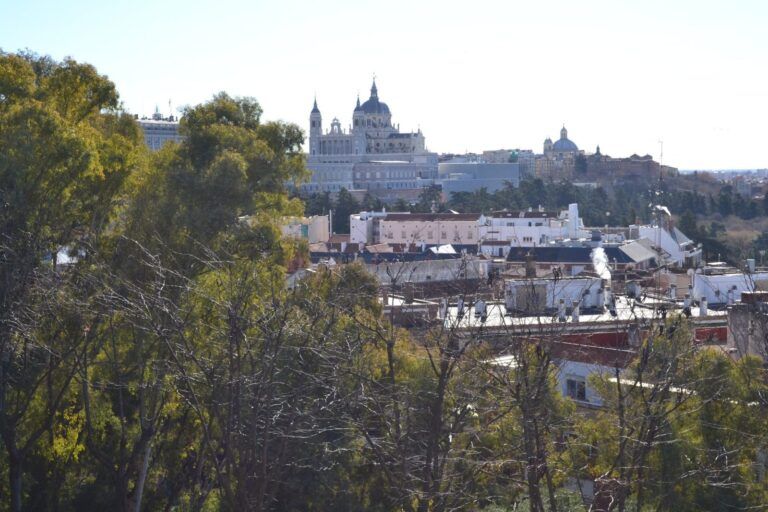 El Palacio Real y la catedral de la Almudena desde el parque del Oeste