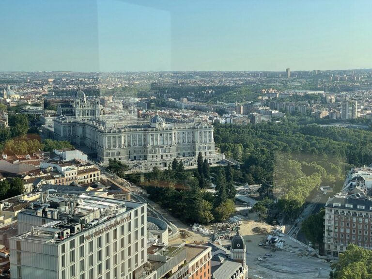 El Palacio Real y los jardines de Sabatini vistos desde la azotea del Edificio España
