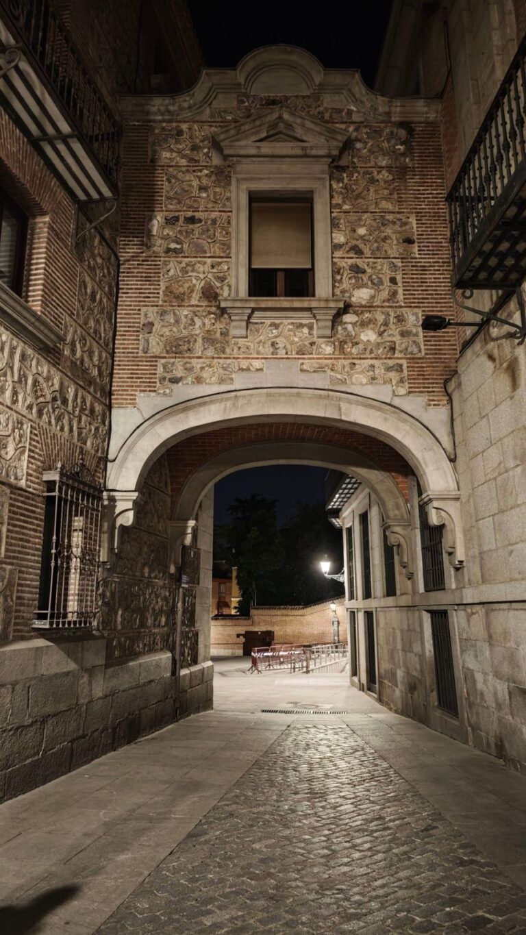 El pasadizo que une la Casa de la Villa con la Casa de Cisneros, en el Madrid de los Austrias, de noche