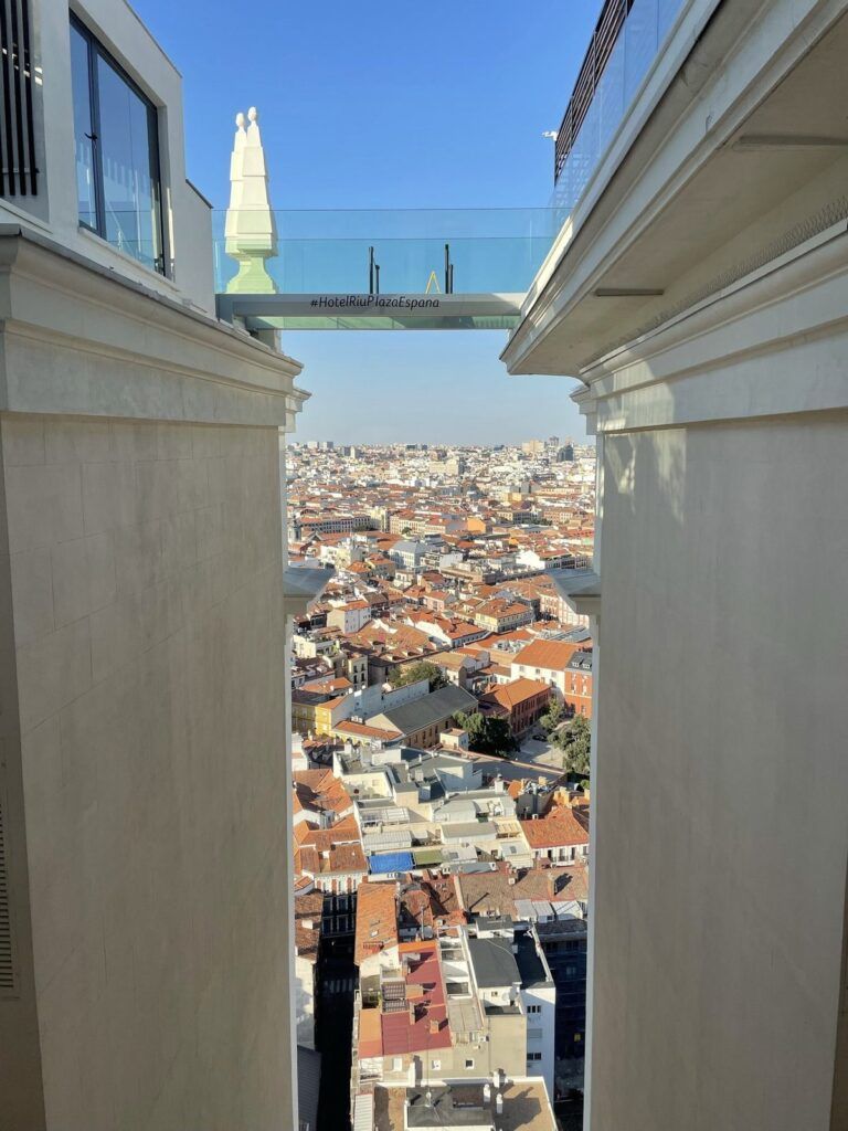 La pasarela de cristal de la azotea del Edificio España