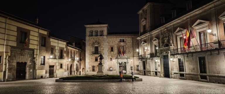 La Plaza de la Villa de Madrid de noche, con la estatua de Álvaro de Bazán, la Torre de los Lujanes y la Casa de la Villa