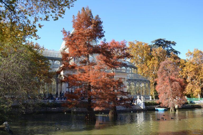 El estanque del Palacio de Cristal del Retiro en otoño