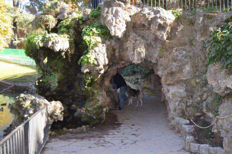 La gruta junto al estanque del Palacio de Cristal, en el Retiro