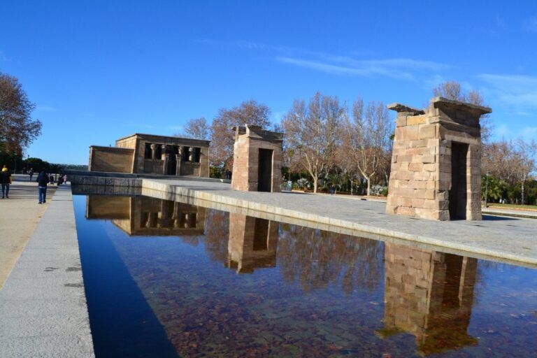 El Templo de Debod reflejado en su estanque