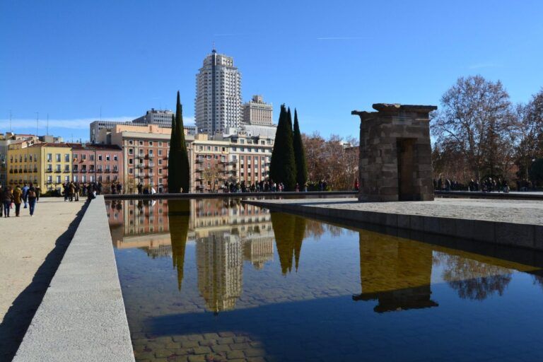 El Templo de Debod con la Torre de Madrid y el Edificio España al fondo