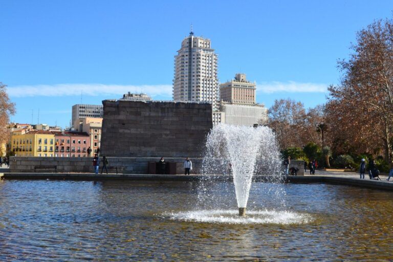 La fuente del Templo de Debod con la Torre de Madrid detrás