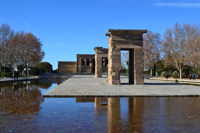 Uno de los pórticos de piedra del Templo de Debod