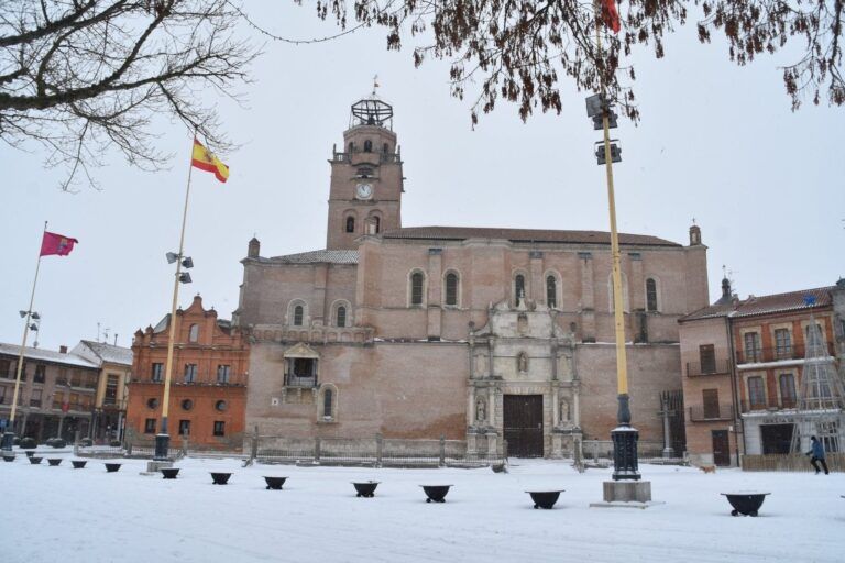 La plaza Mayor de Medina del Campo y la colegiata de San Antolín, nevadas en enero de 2021