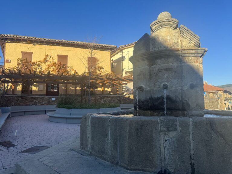 Fuente de piedra en una plaza de Montejo de la Sierra