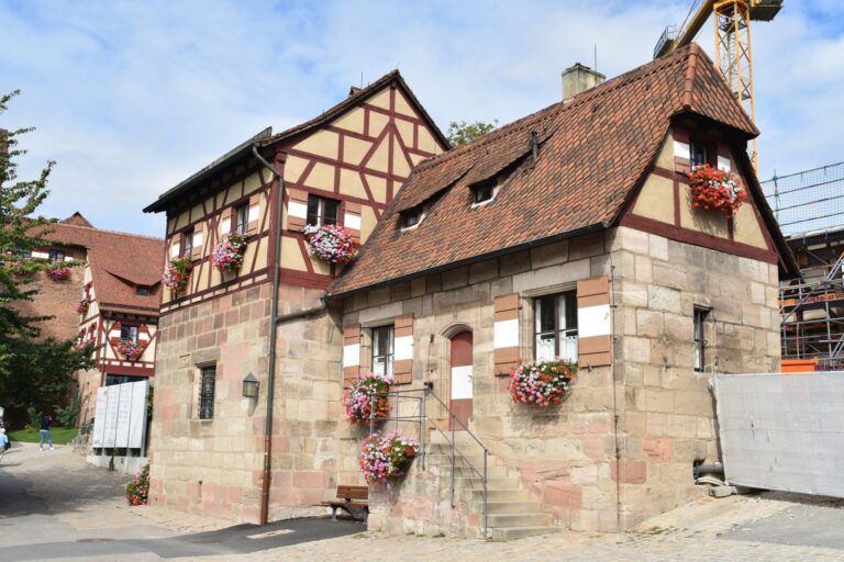 Casas de entramado en la plaza del Tiergärtnertor, al pie del castillo