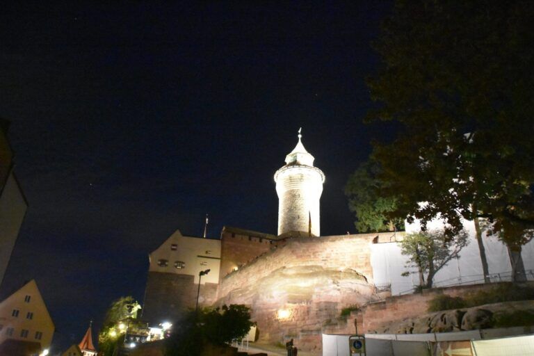 El Castillo Imperial iluminado de noche