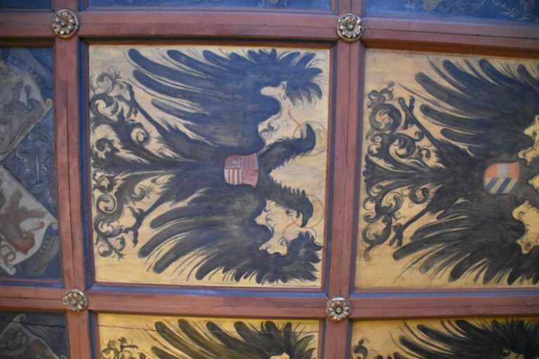 Techo pintado con águilas imperiales en el castillo
