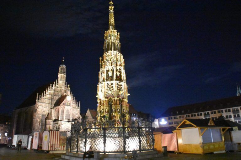 La Fuente Bella y la iglesia de Nuestra Señora de noche