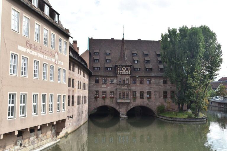 El Hospital del Espíritu Santo construido sobre el río Pegnitz
