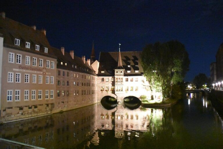 El Hospital del Espíritu Santo sobre el Pegnitz, de noche