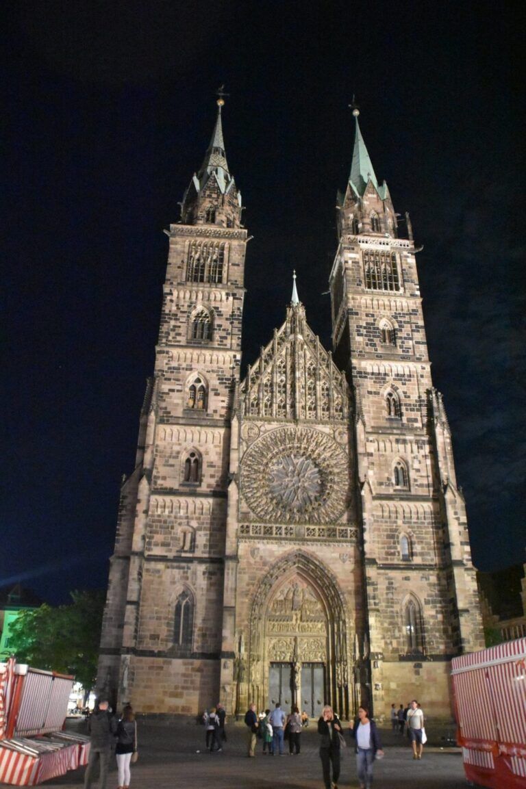 Fachada de la iglesia de San Lorenzo iluminada