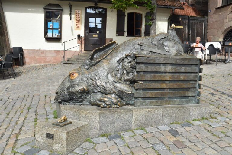 Escultura de la liebre, homenaje a Durero, en la plaza del Tiergärtnertor