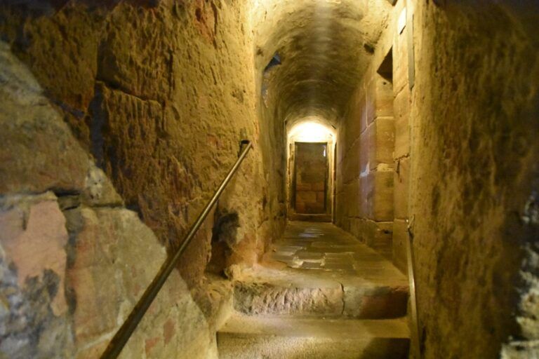 Pasadizo de las mazmorras medievales bajo el Ayuntamiento Viejo