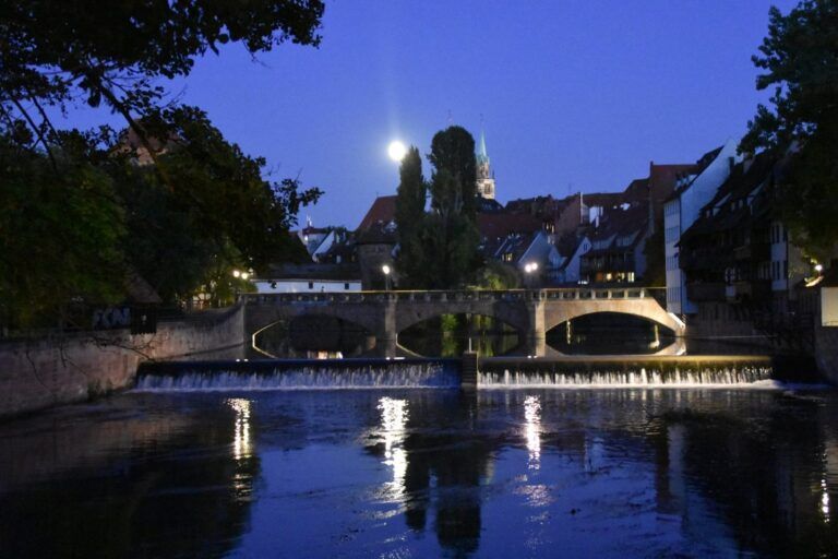 El Pegnitz y su puente iluminados por la noche