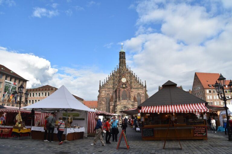 La plaza del Mercado (Hauptmarkt) con la iglesia de Nuestra Señora