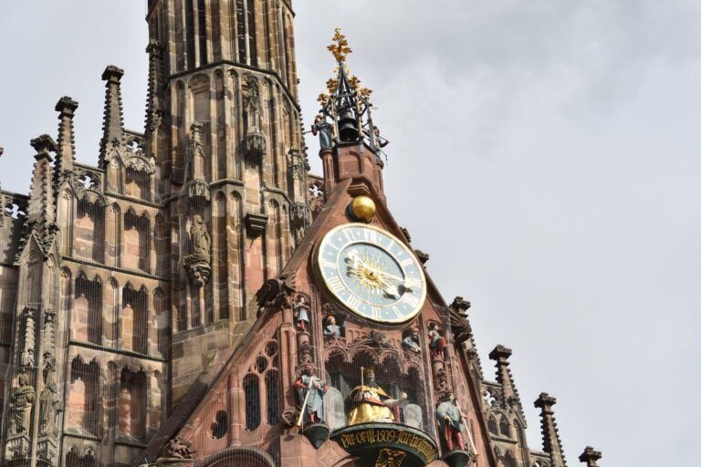 Reloj de la iglesia de Nuestra Señora en la plaza del Mercado