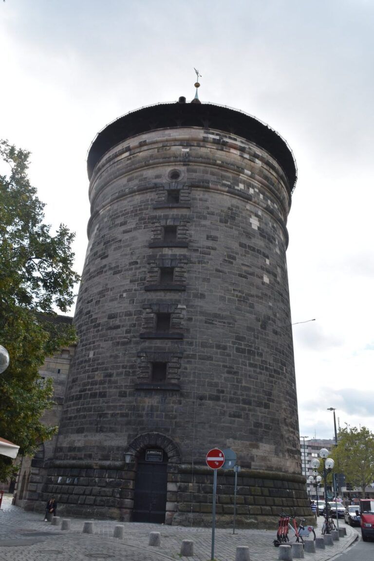 Una de las grandes torres redondas de la muralla de Núremberg